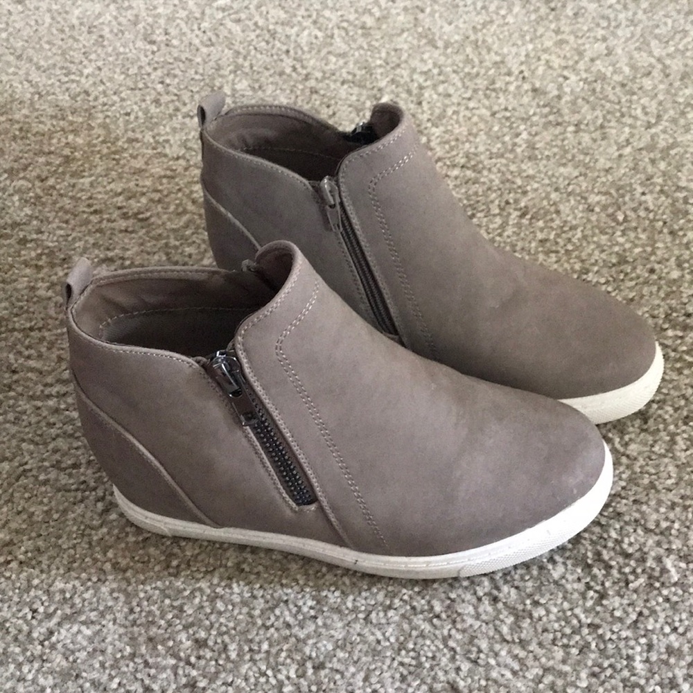 Zip up sneakers size 9